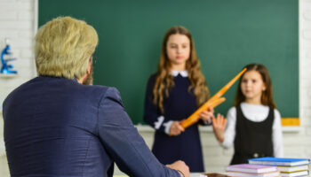 Имеет ли право учитель задерживать урок