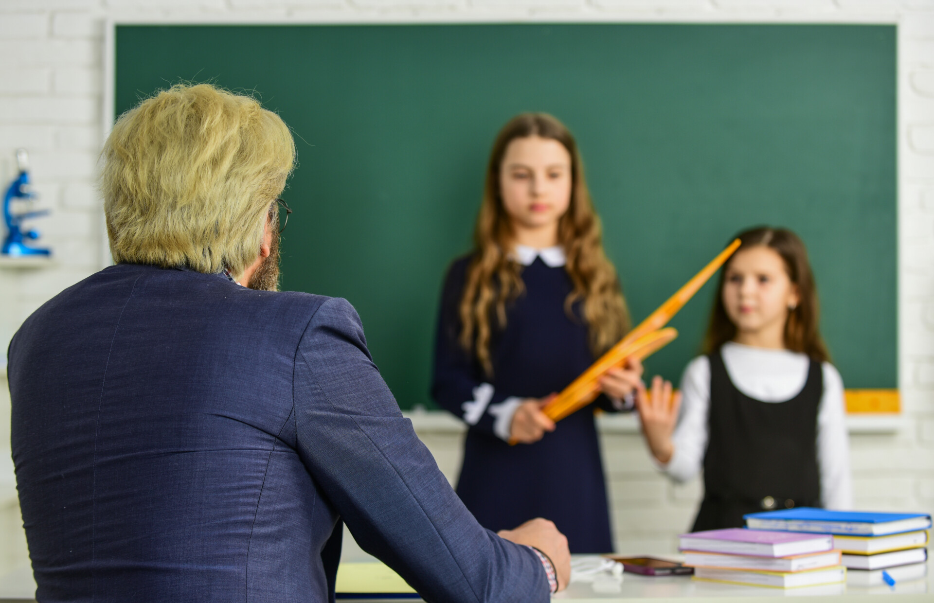 Имеет ли право учитель задерживать урок